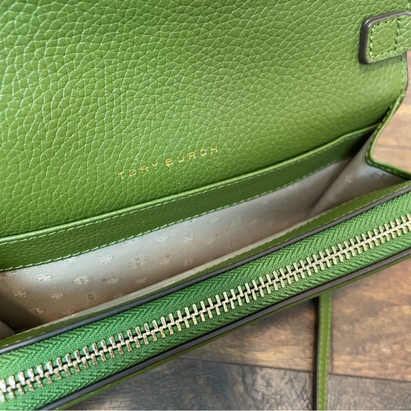 Tory Burch Thea Flat Wallet Crossbody in Spinach Green Pebbled Leather - Picture 5 of 9